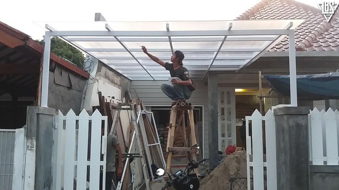 Kanopi Polycarbonate Minimalis Modern untuk Carport Rumah: Solusi Teduh, Elegan, dan Tahan Lama